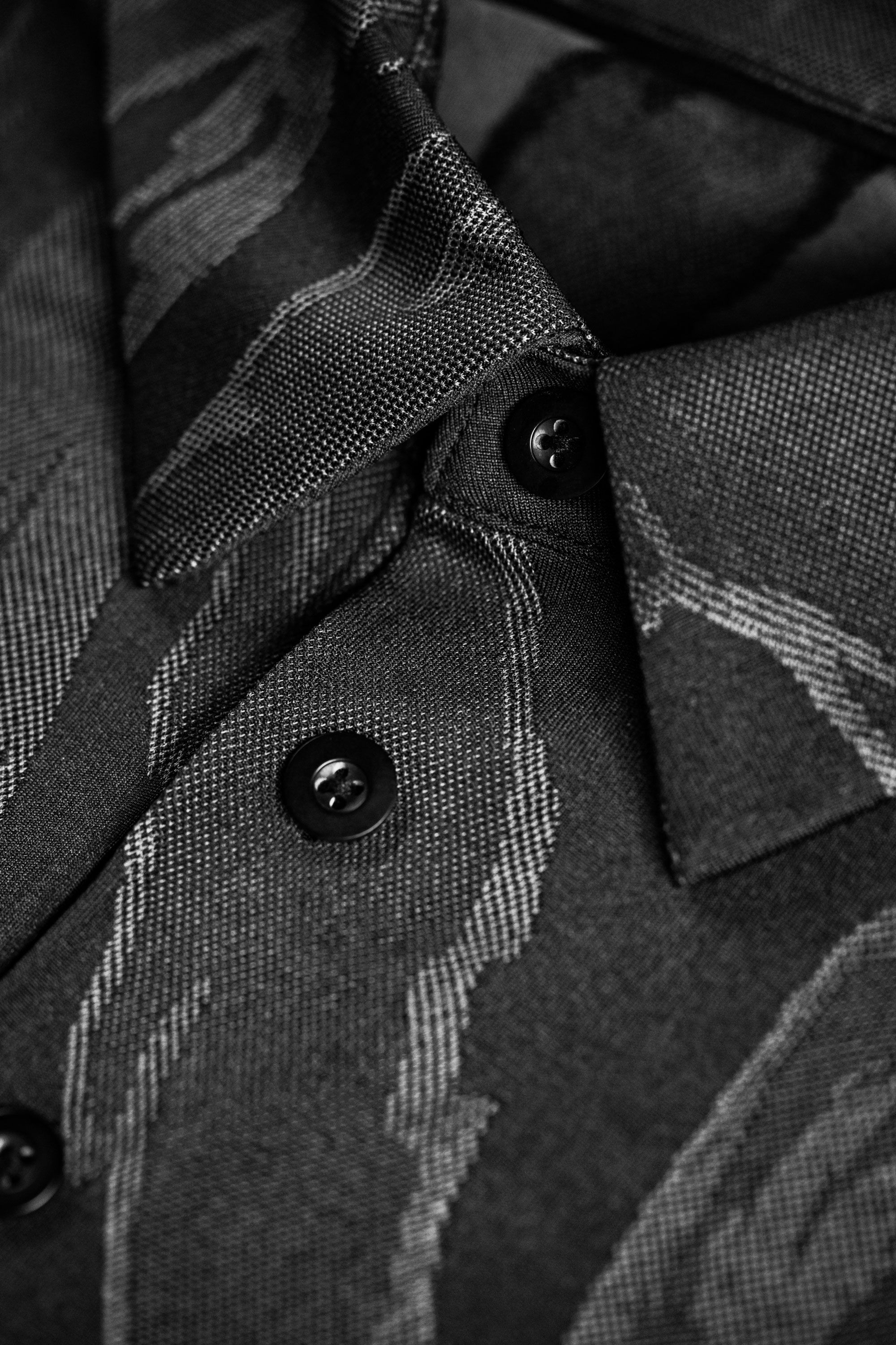 Dark collar detail